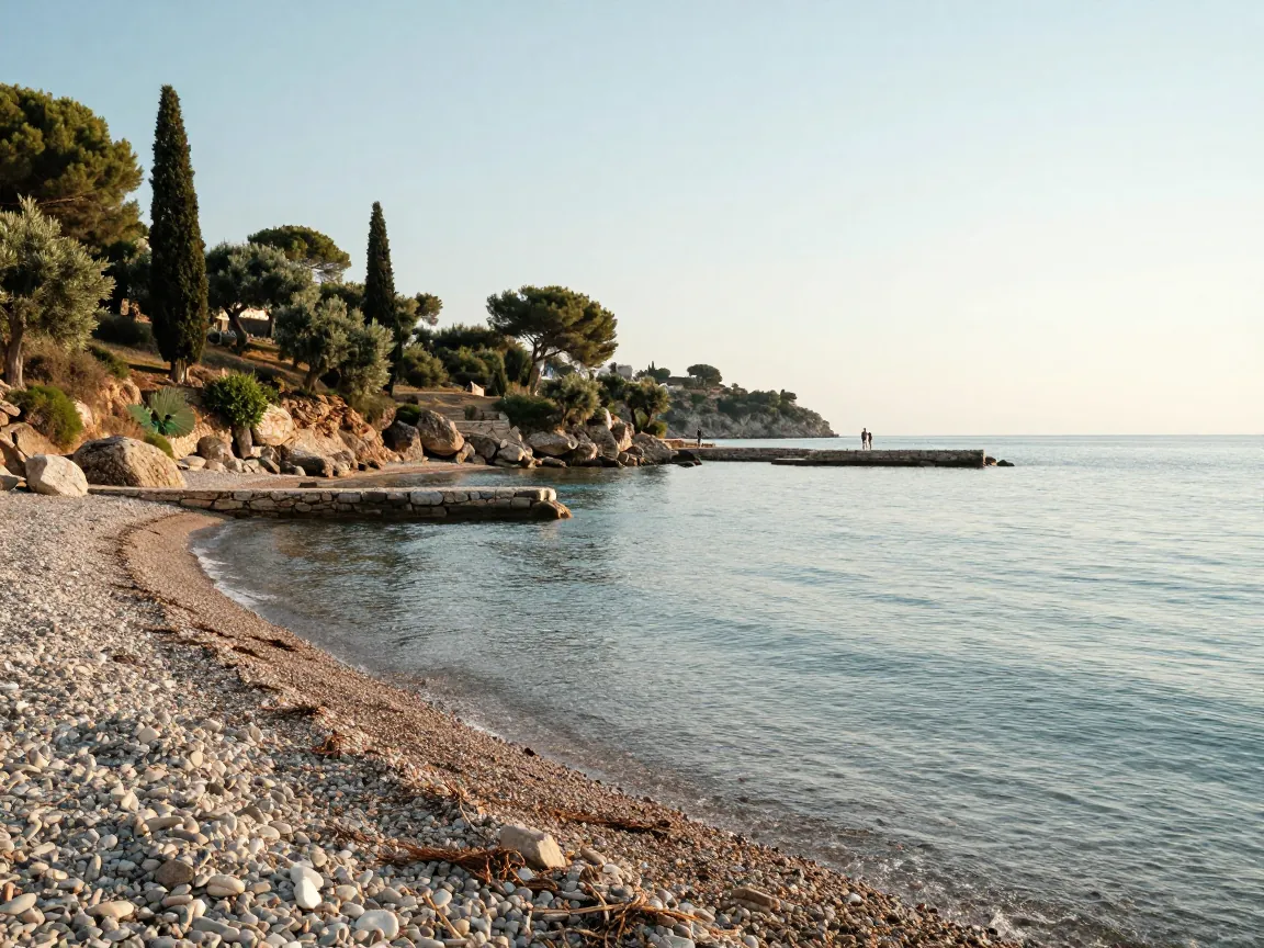 Χρυσή ώρα σε ιόνιο όρμο με καθαρά νερά και πέτρινη προβλήτα.